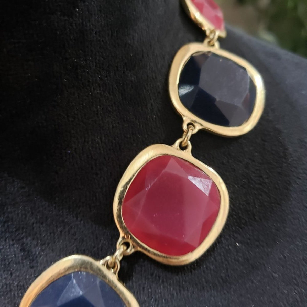 Womens Fashion Red Black Lucite Acrylic Stone Statement Necklace Lobster Clasp