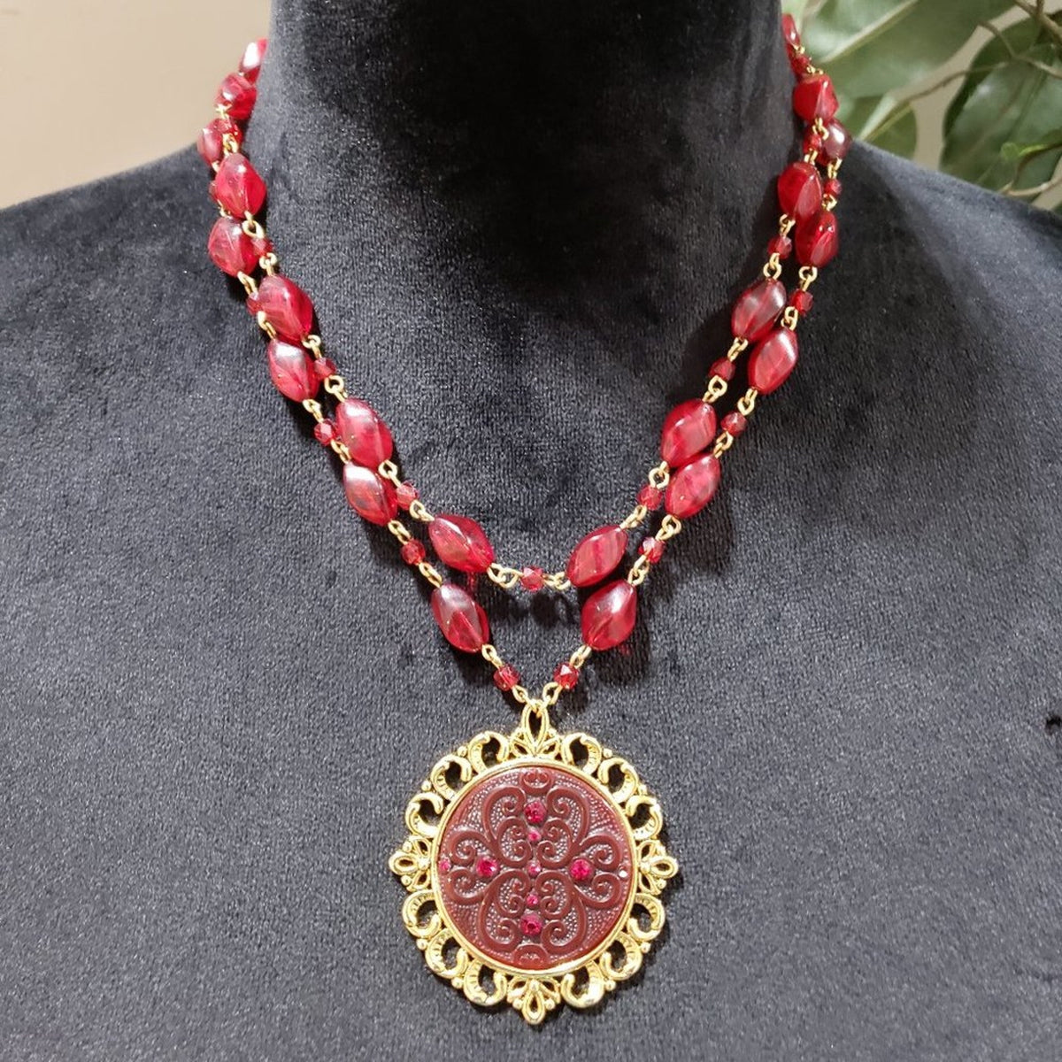 Women Fashion Red Beads & Round Thewa Pendant Collar Necklace with Lobster Clasp