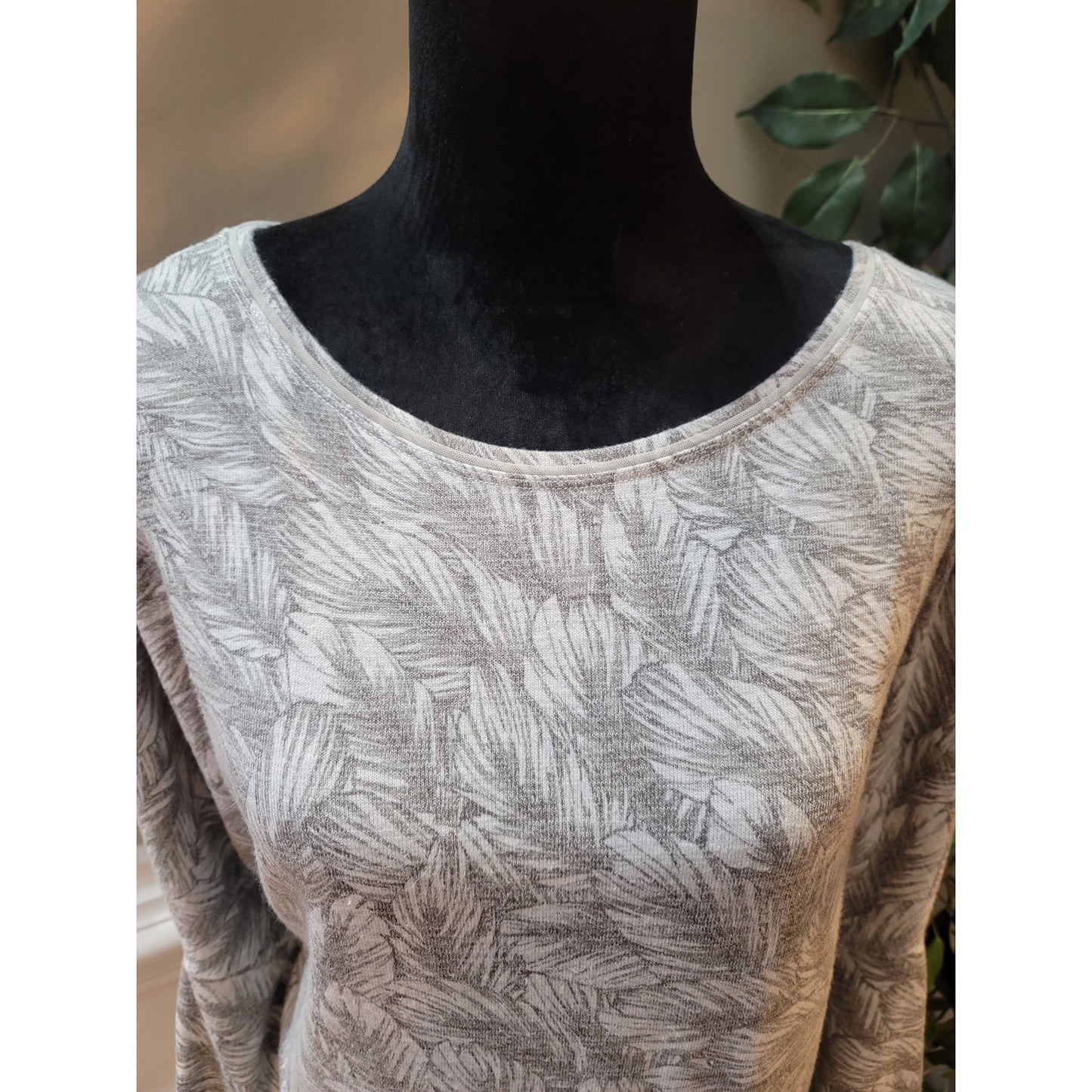 White House Black Market Sweater Women's Medium Gray Long Sleeve Pullover Print