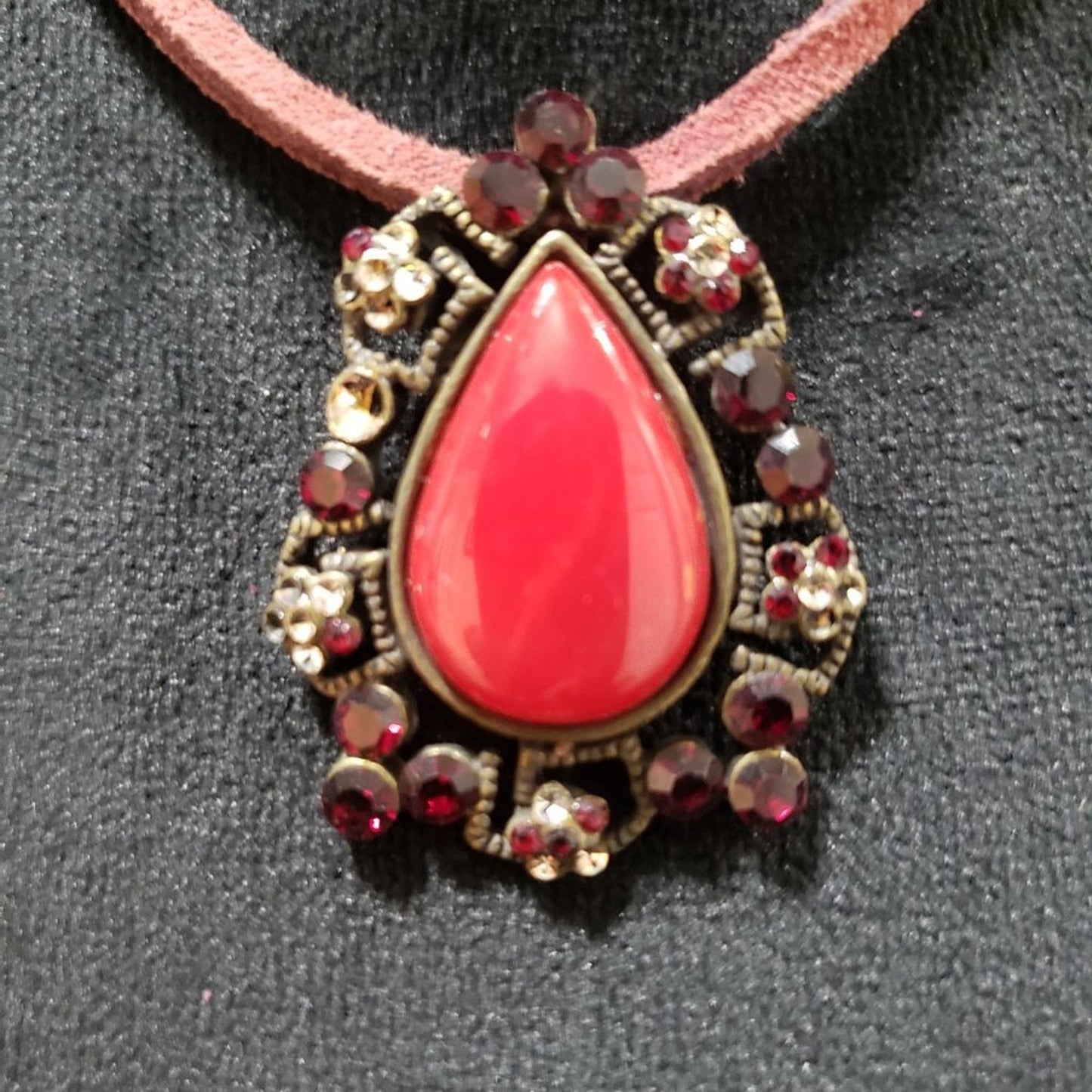 Women Fashion Faceted Rhinestones Big Gem Pendant Collar Necklace with Lobster