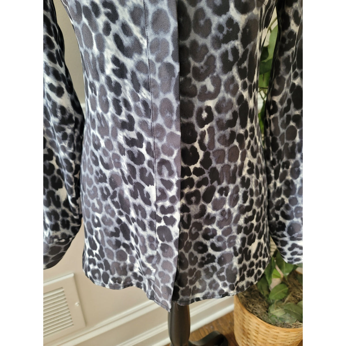 Express Blouse XS Black White Leopard Crew Neck Curved Hem Long Sleeve Button-Up