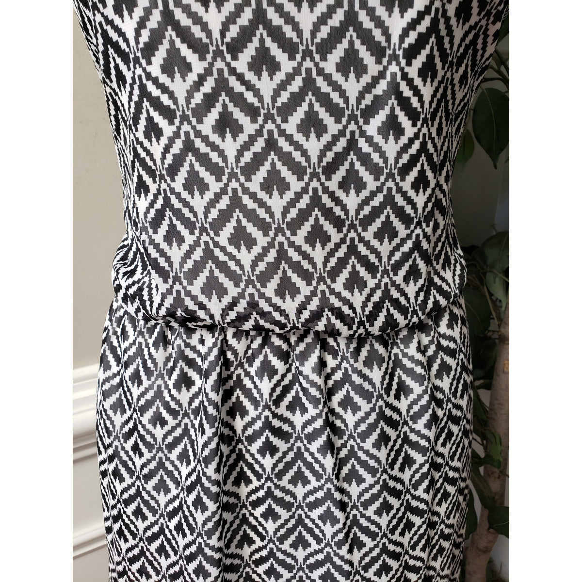 Love Cameron Knee Length Dress Womens Size 2X Black White Geometric Round Neck