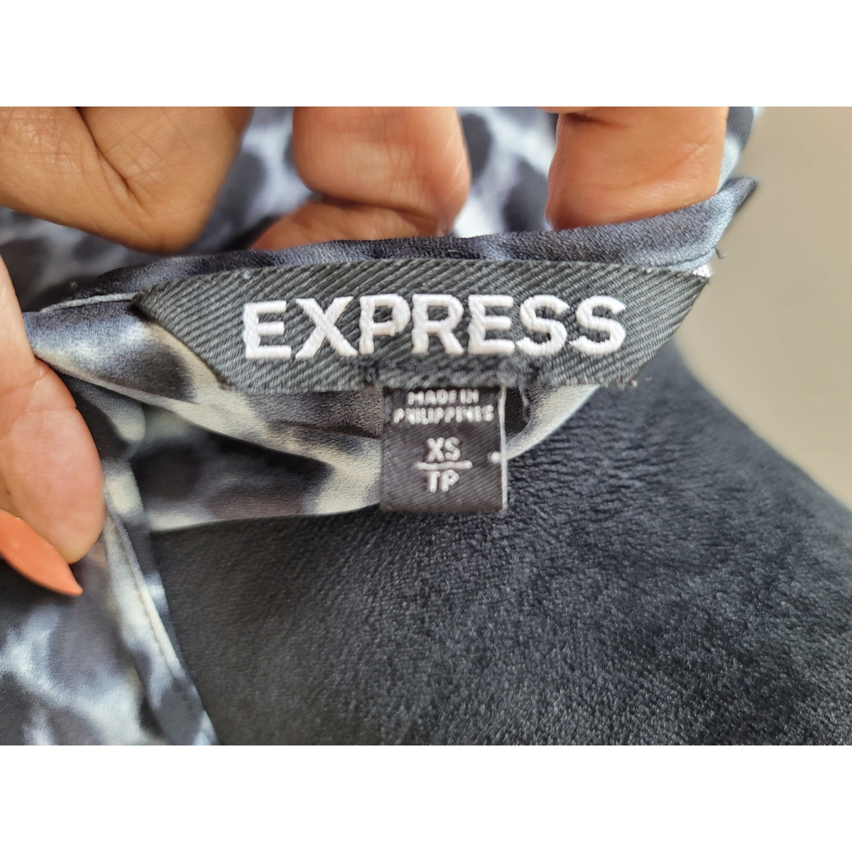 Express Blouse XS Black White Leopard Crew Neck Curved Hem Long Sleeve Button-Up