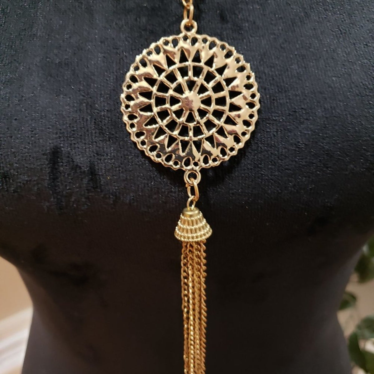 Womens Fashion Gold Tone Round Dangling Floral Pendant Necklace w/ Lobster Clasp