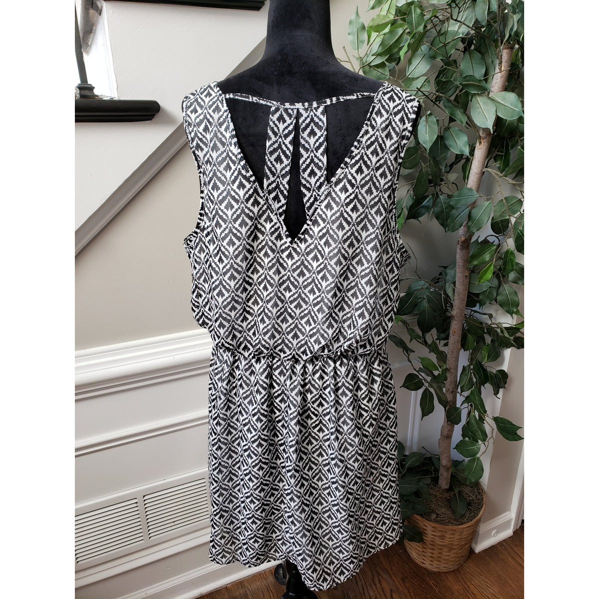 Love Cameron Knee Length Dress Womens Size 2X Black White Geometric Round Neck