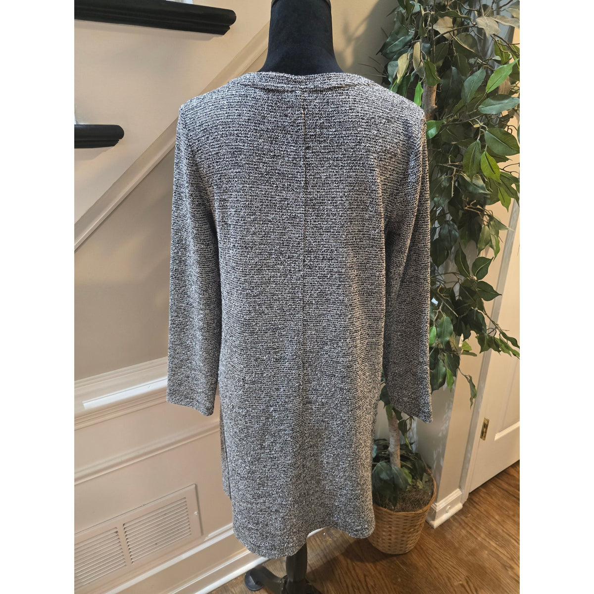 Lou & Grey Knit Dress Women's Size Medium Gray V-Neck Knit Long Sleeves