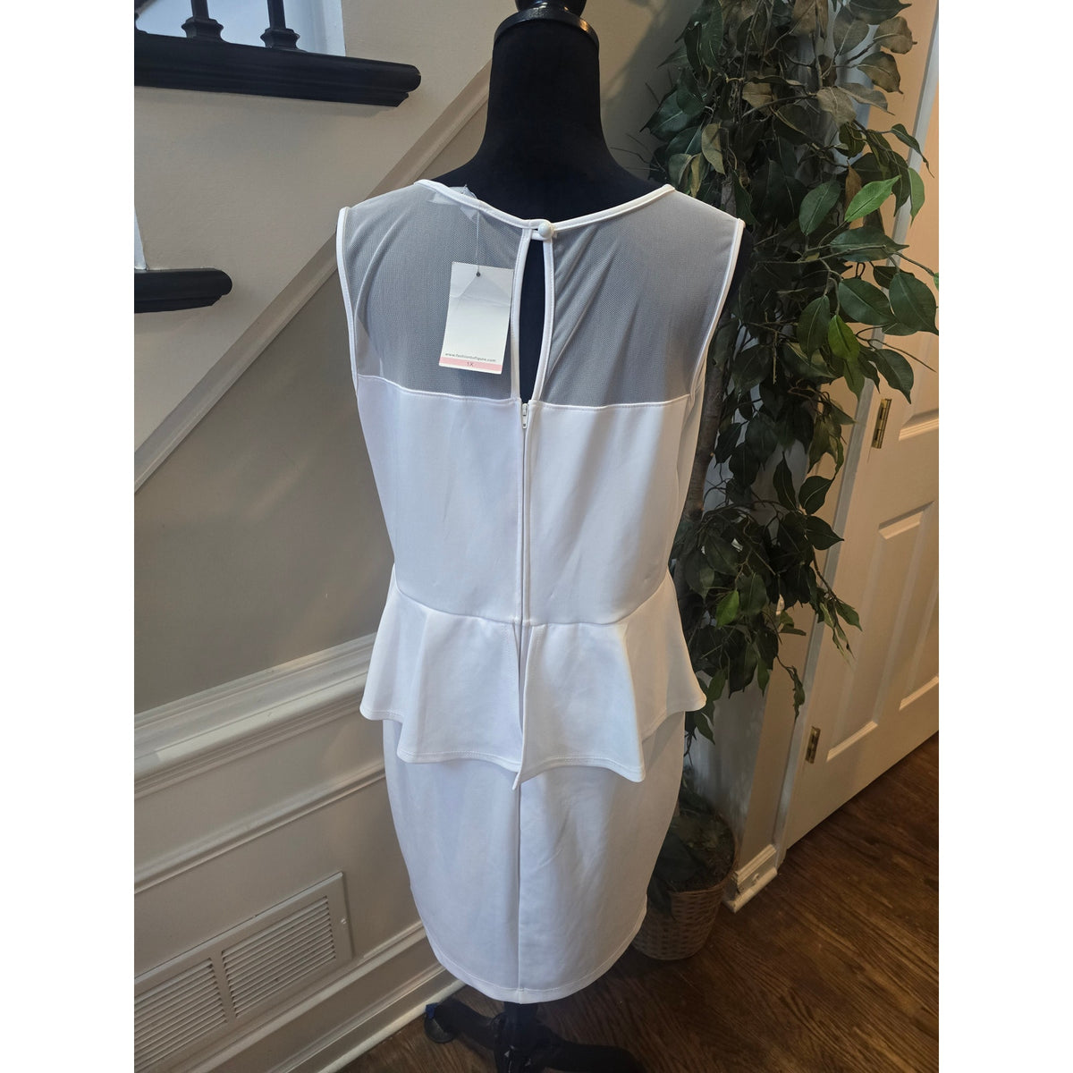 Fashion To Figure Sheath Dress Women's Size 1X White Peplum Waist Back Keyhole