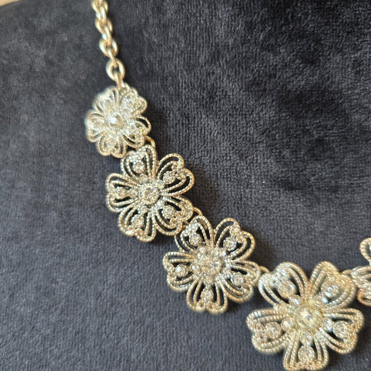 Vintage Women Silver Tone Flower Filigree Crystal Necklace with Lobster Clasp