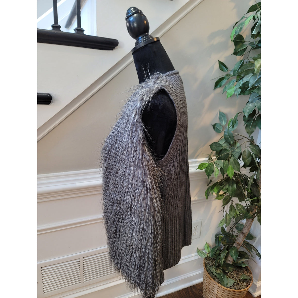 New Directions Faux Fur Vest Women's Large Gray Ribbed Open Front Sleeveless