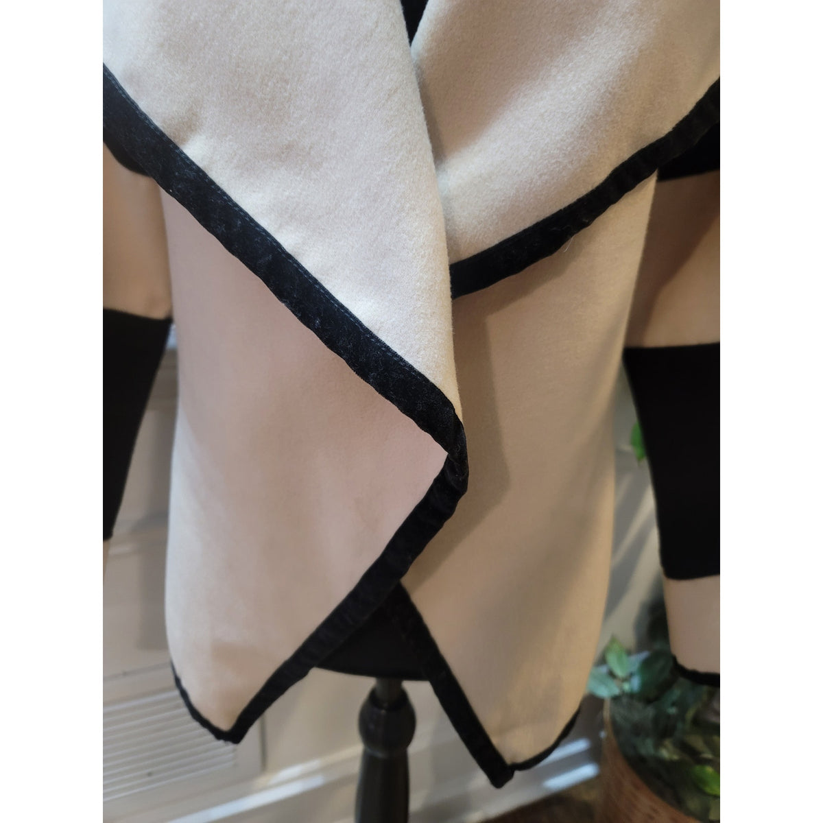 Leran Shawl Jacket Womens Small Cream/Black Colorblock Pointed Hem Long Sleeve