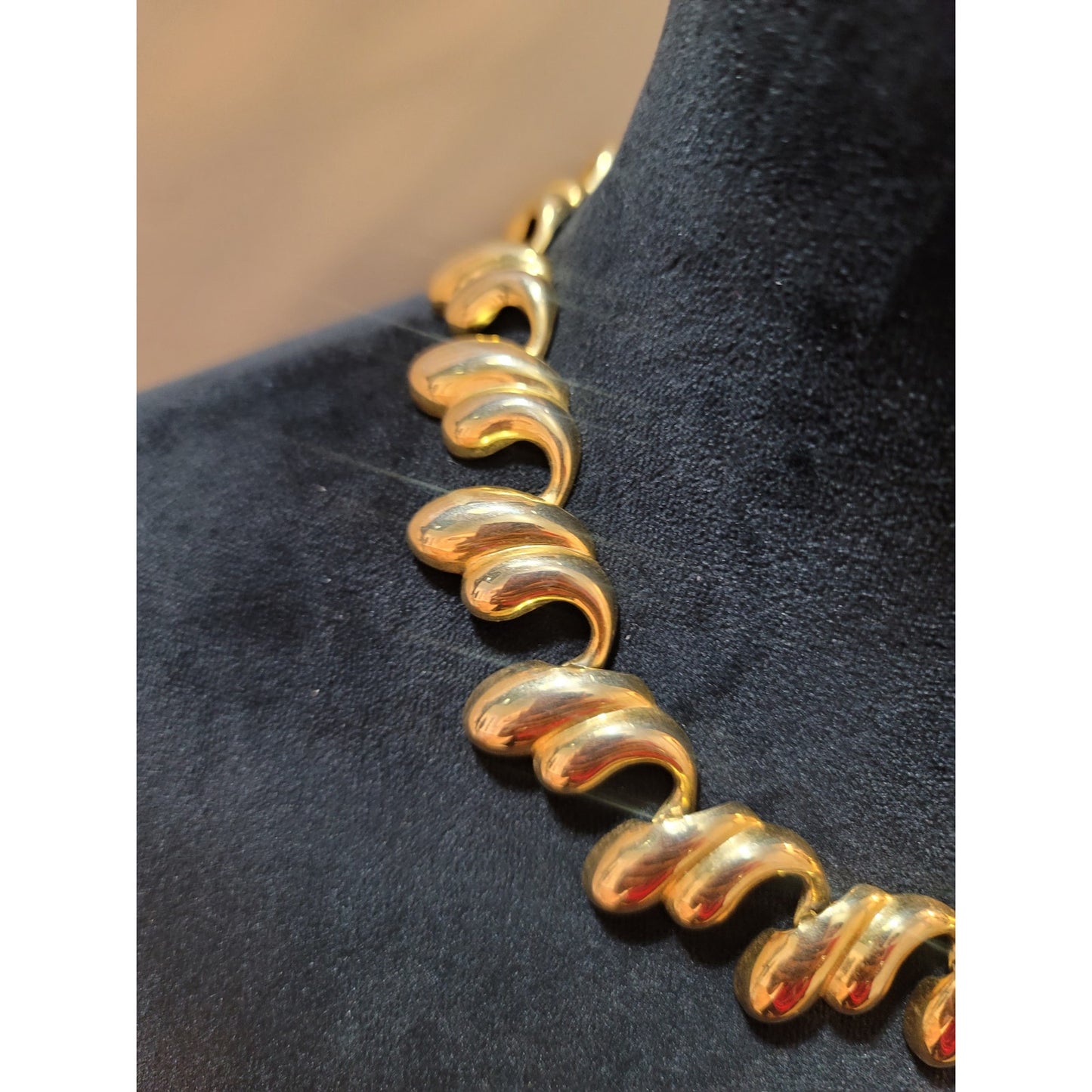 Women's Gold Necklace Wave Design Curved Links Fashion Jewelry Elegant Lock
