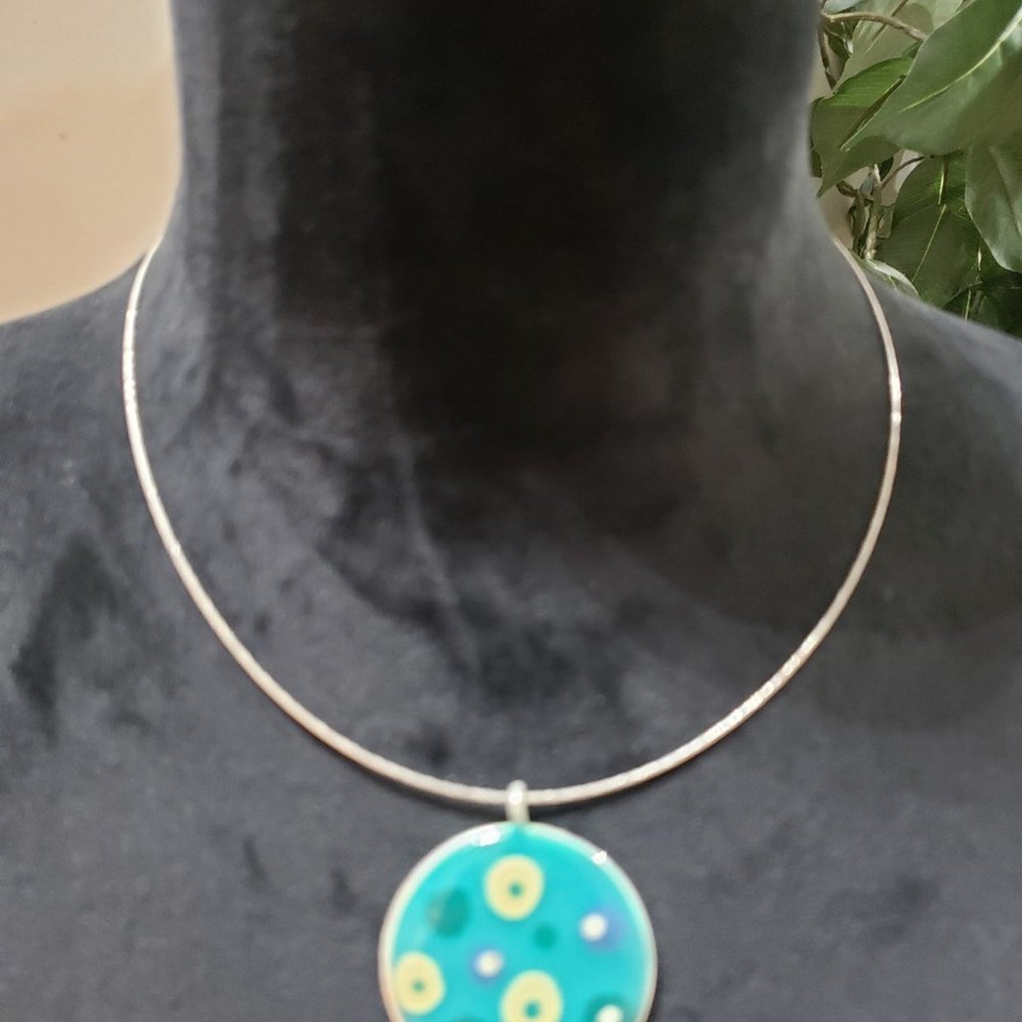 Women Fashion Turquoise Charm Round Speckled Pendant Necklace with Lobster Clasp