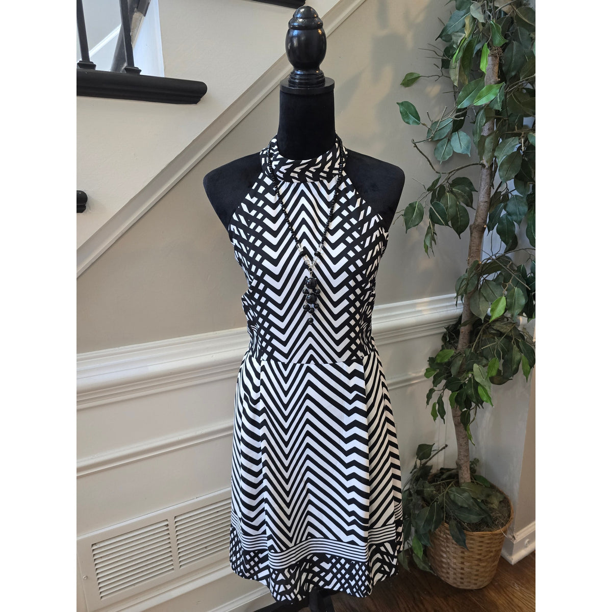 Bisou Bisou A-Line Dress Women SZ 16 White/Black Chevron Halter Neck Back Zipper