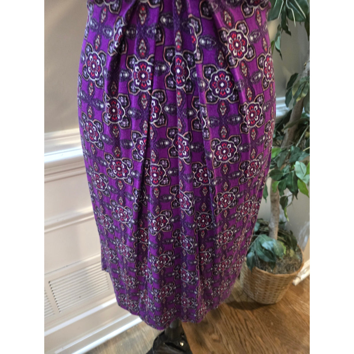 Dana Buchman Sheath Dress Women's Medium Purple Medallion Twist Front V Neck