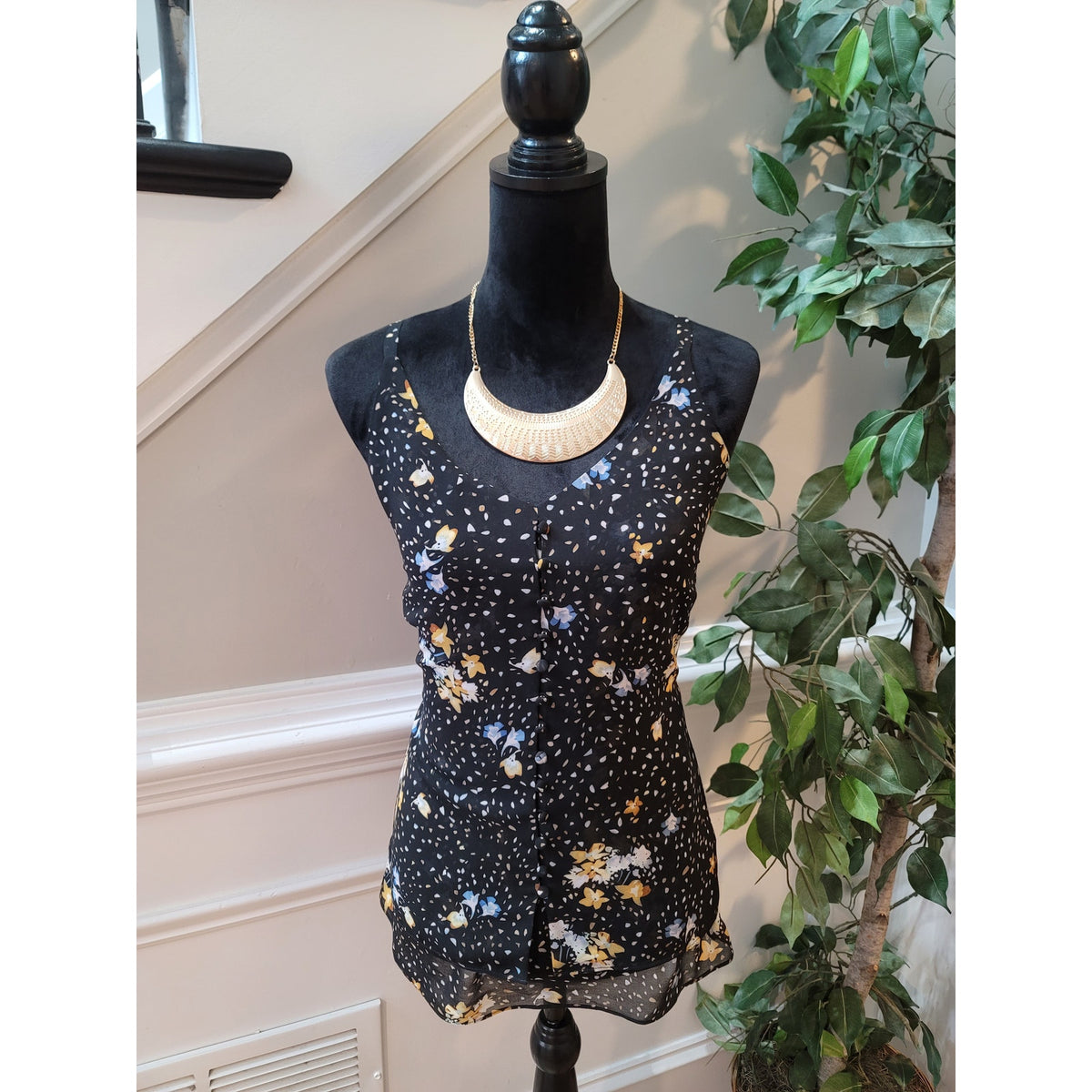 Cabi Camisole Top Women's SZ XS Black V-Neck Sleeveless Spaghetti Strap Floral