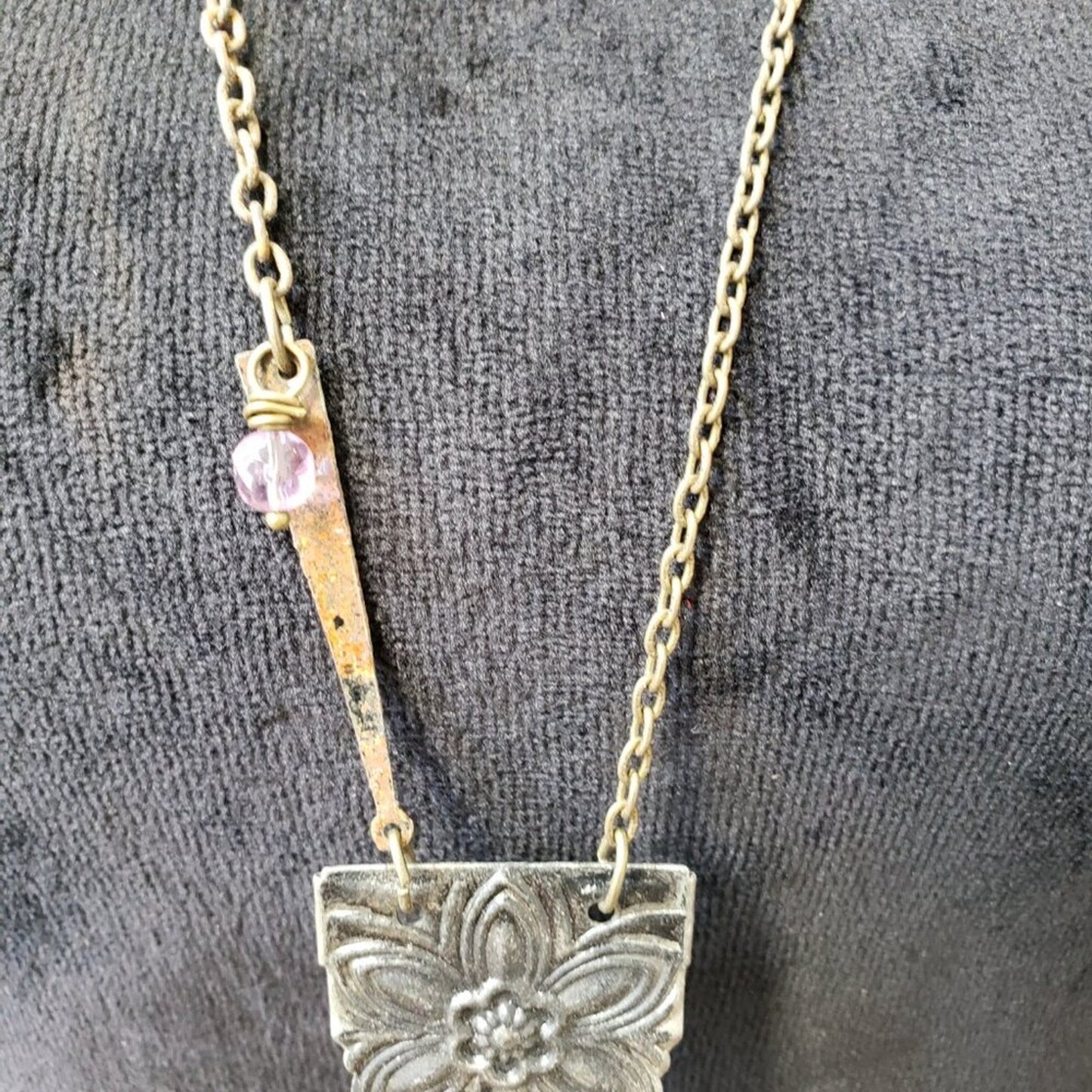 Women Gold Tone Curb Chain Medallion Pendant Necklace Jewelry with Lobster Clasp