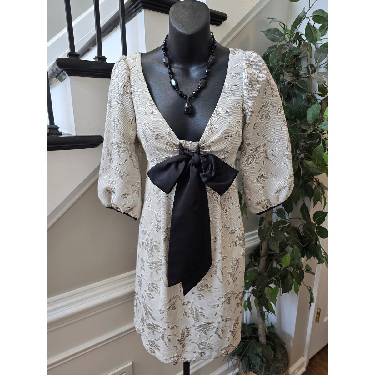 Max and Cleo Cocktail Dress Women's SZ 2 Cream Floral Bow Embossed Puff Sleeves