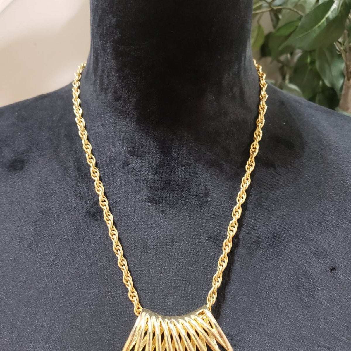 Women Fashion Gold Tone Chain Art Deco Filigree Pendant Necklace with Lobster