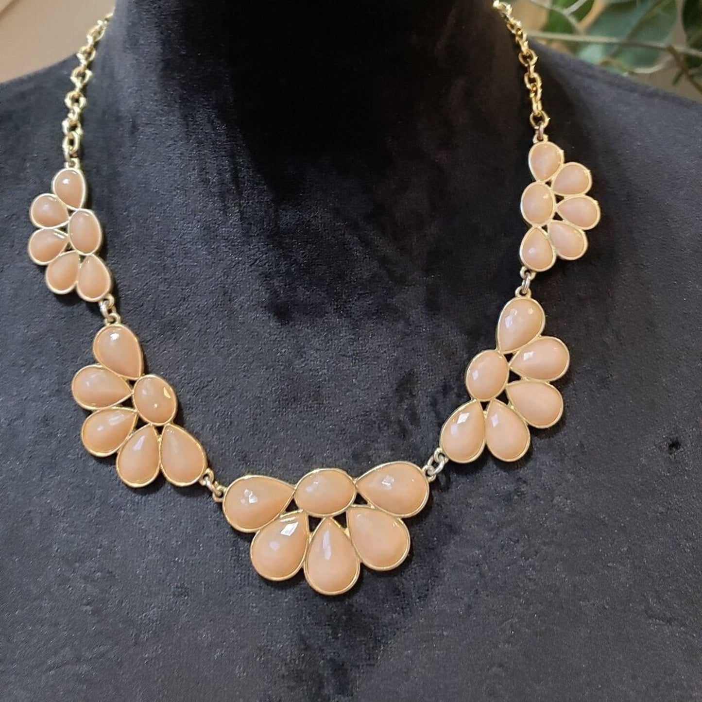 Women Fashion Peach Gemstone Statement Elegant Necklace Jewelry w/ Lobster Clasp