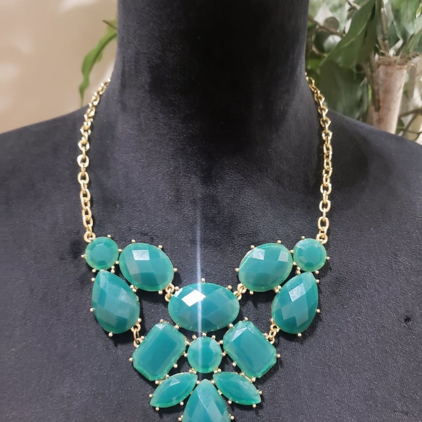 Womens Fashion Green Color Faceted Rhinestones Statement Necklace with Lobster