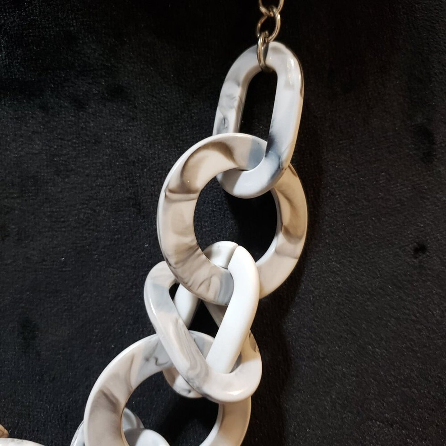 Women Fashion White Acrylic Chunky Cuban Link Chain Necklace with Lobster Clasp