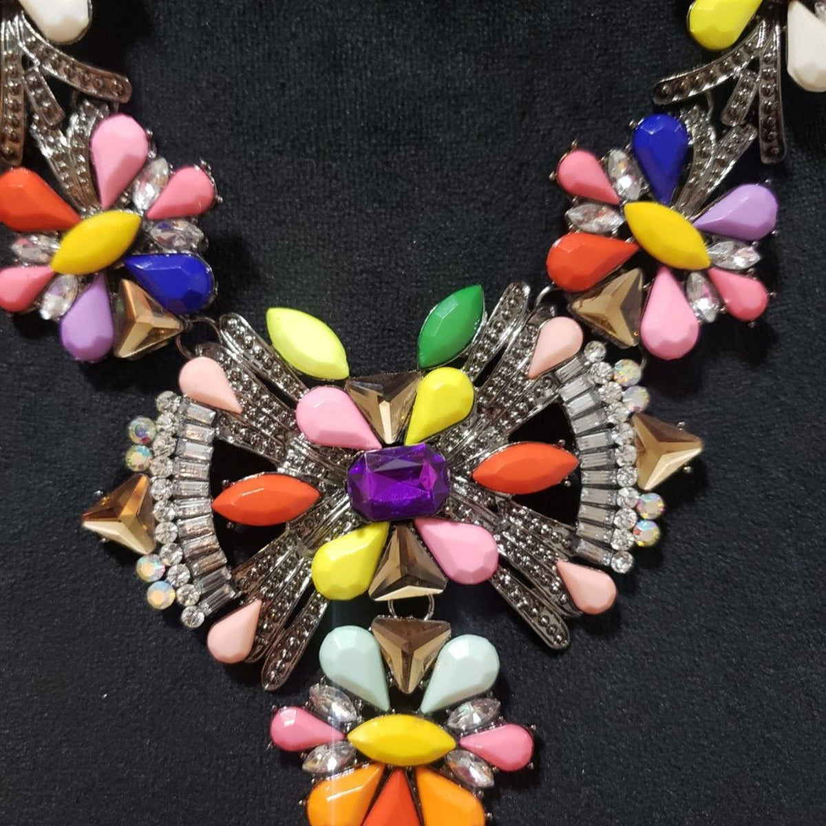 Women Fashion Multi Pearl Flower Howllow Design Charm Bib Chain Necklace Lobster