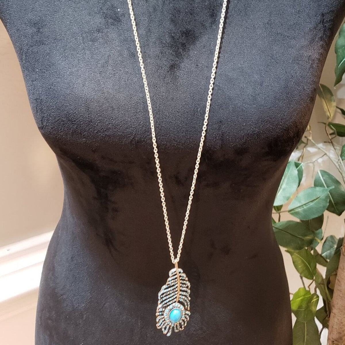 Women Fashion Turquoise Studded Peacock Feather Pendant with Long Chain Necklace