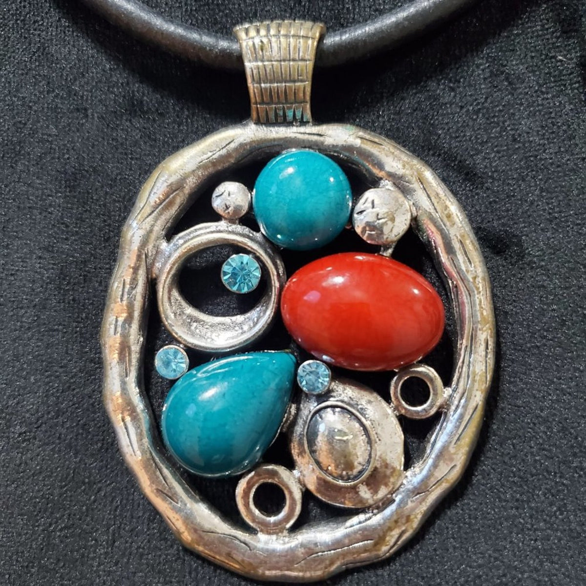 Womens Single Strand Turquoise Coral Inlay Pendant Necklace with Lobster Clasp