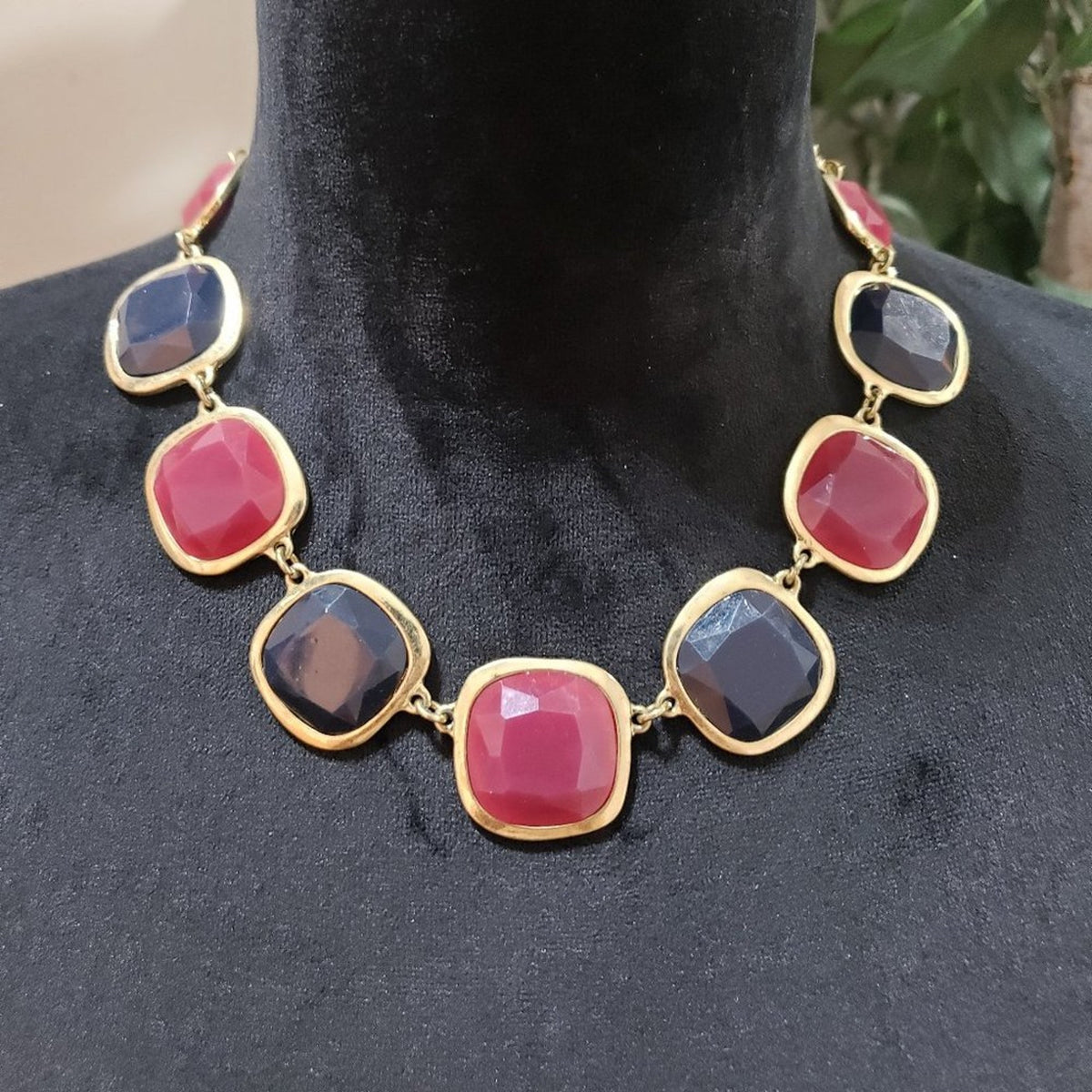 Womens Fashion Red Black Lucite Acrylic Stone Statement Necklace Lobster Clasp