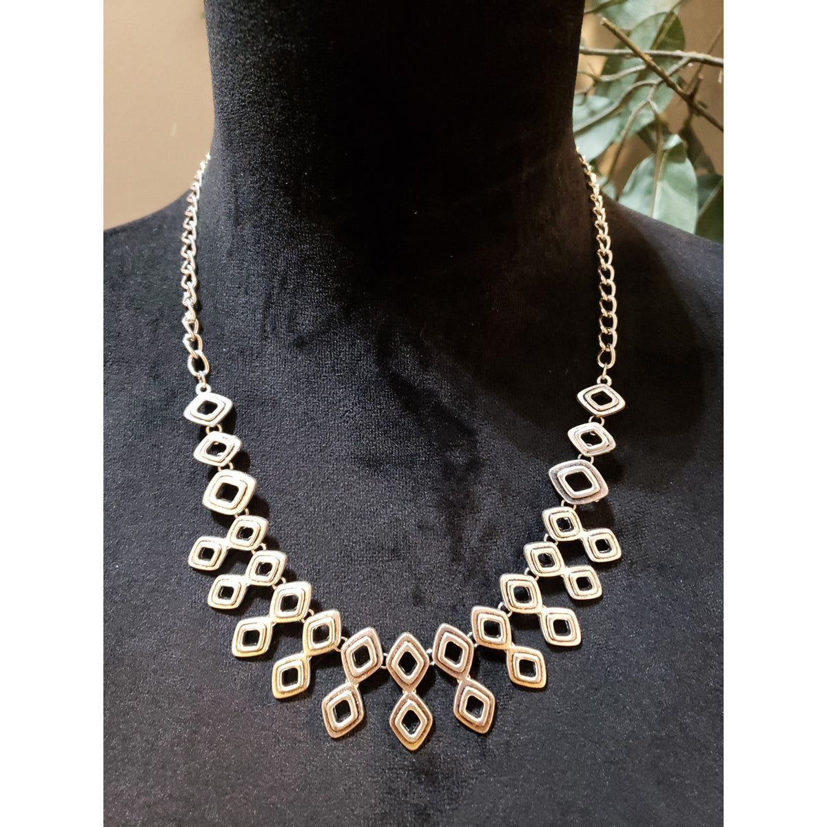 Women Fashion Silver Tone Geocentric Bib Statement Necklace Jewelry with Lobster