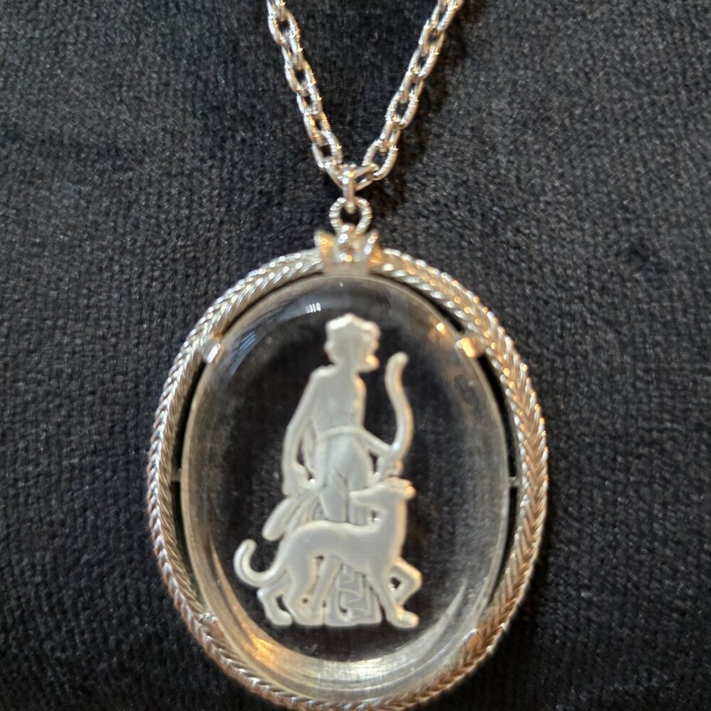 VTG Womens Silver Tone Avon Intaglio Pendant Goddess Diana Necklace with Lobster