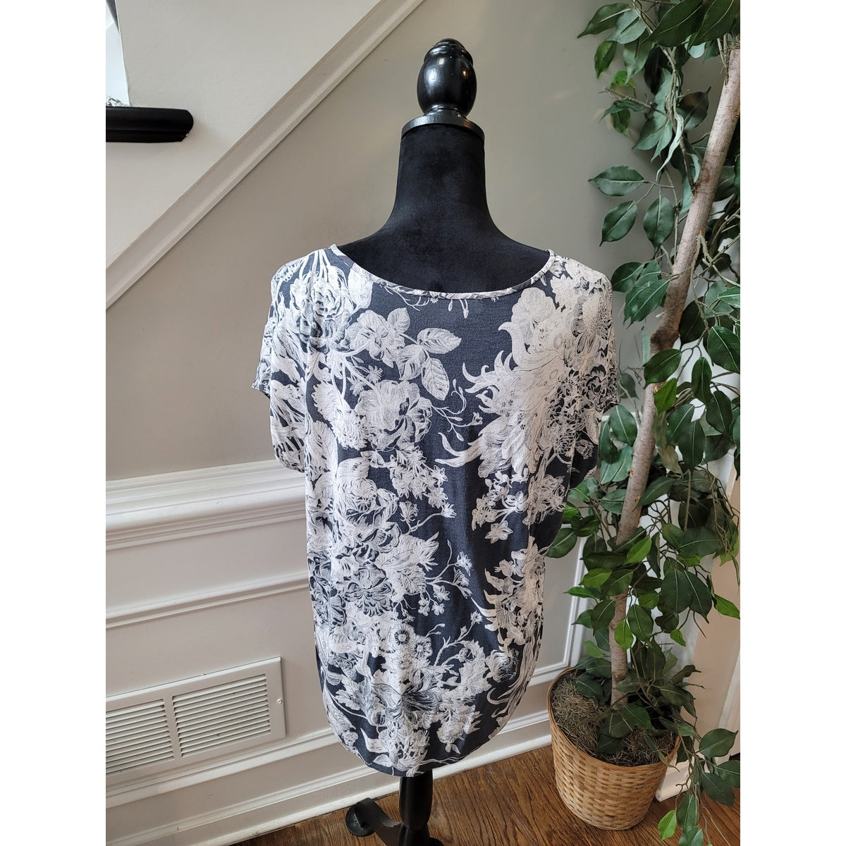 LOFT Blouse Women's Size Small Gray White Floral Print Short Sleeve Scoop Neck