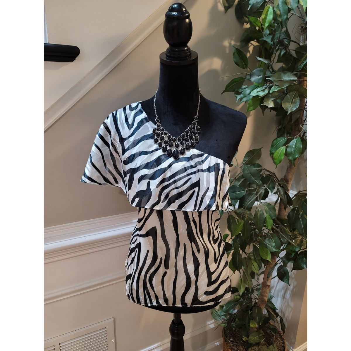 White House Black Market Blouse Top Women's SZ 4 White/Black Zebra One Shoulder