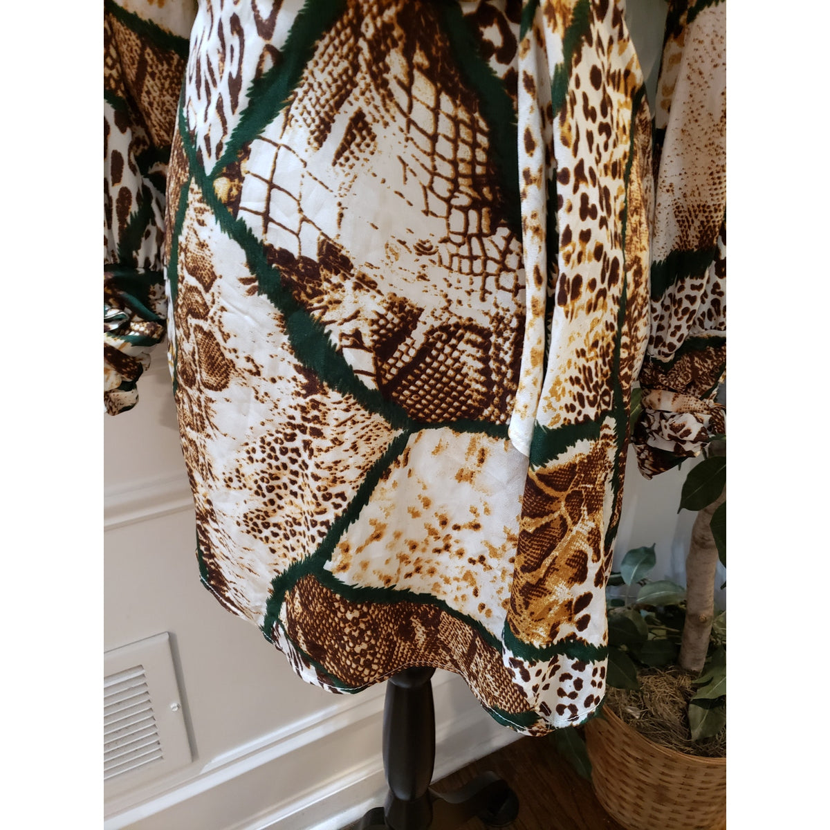 Boohoo Club Dress Women Size 4 Multi Snake Print Lined Long Sleeve Plunge V Neck