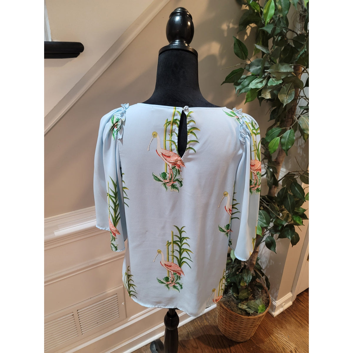 Ann Taylor Blouse Top Women's Small Blue Flamingo Keyhole Back Flutter Sleeves