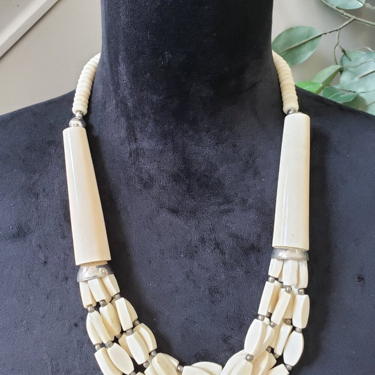 Women Fashion White Carved Bone Hairpipe Beads Collar Necklace with Barrel Clasp