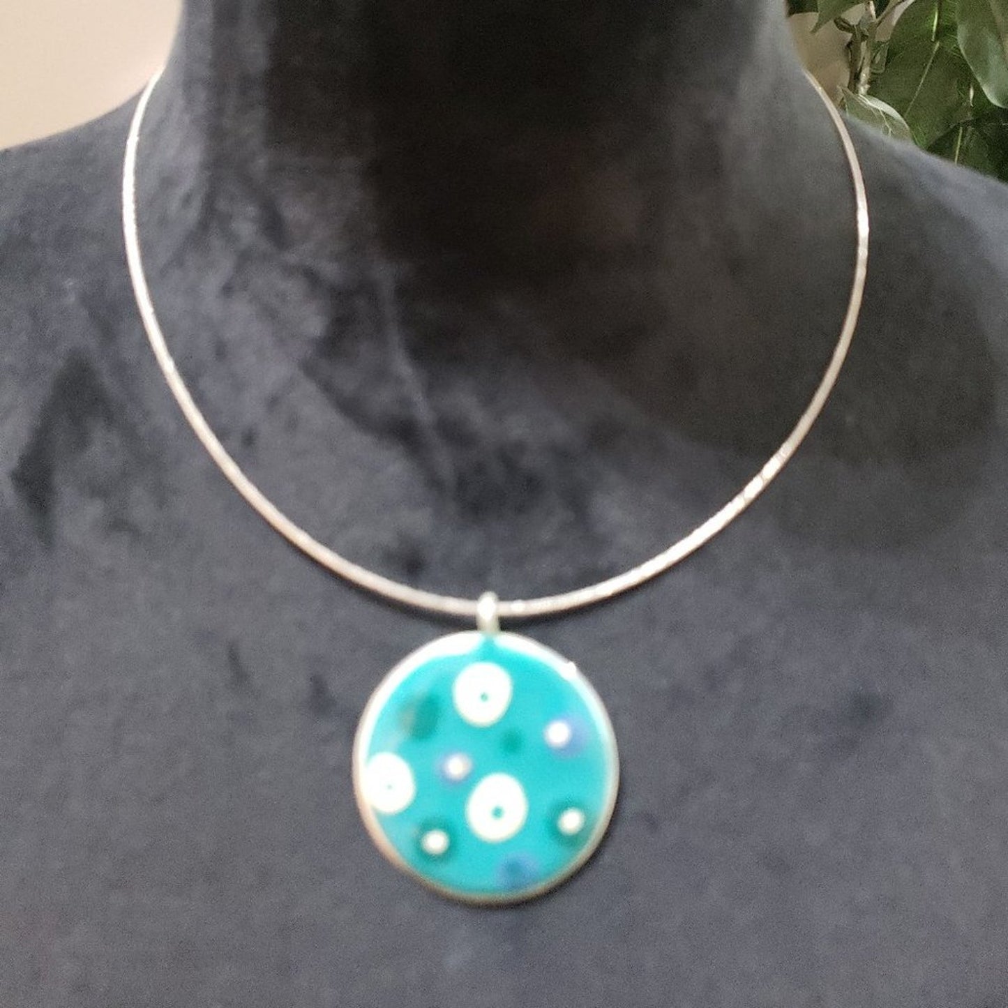 Women Fashion Turquoise Charm Round Speckled Pendant Necklace with Lobster Clasp