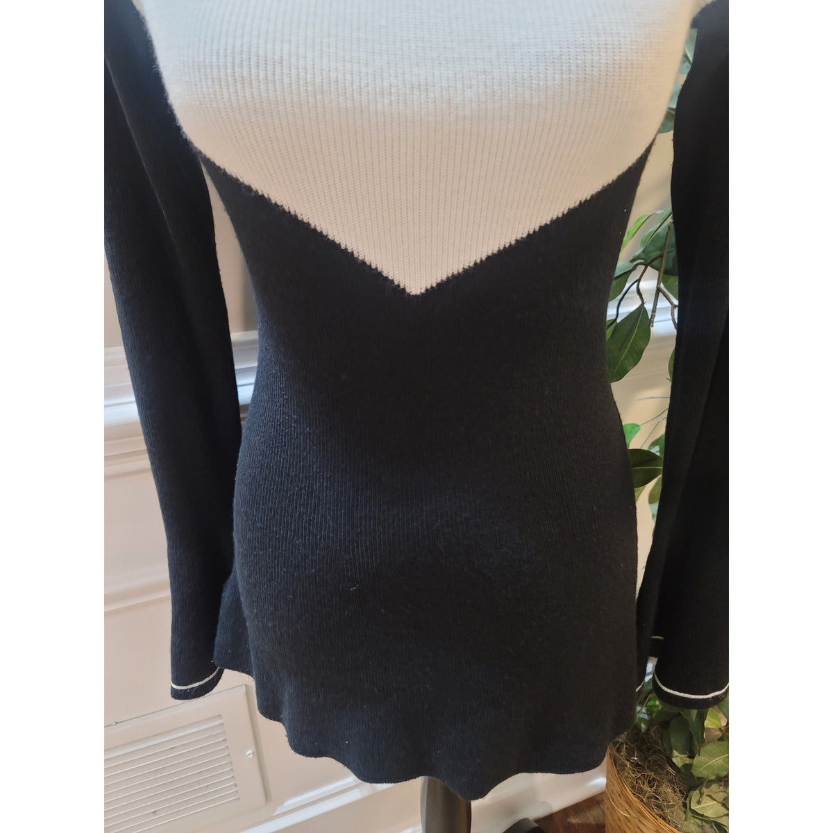 Ann Taylor Skater Sweater Women's Small White/Black Colorblock Ribbed Bell Cuff