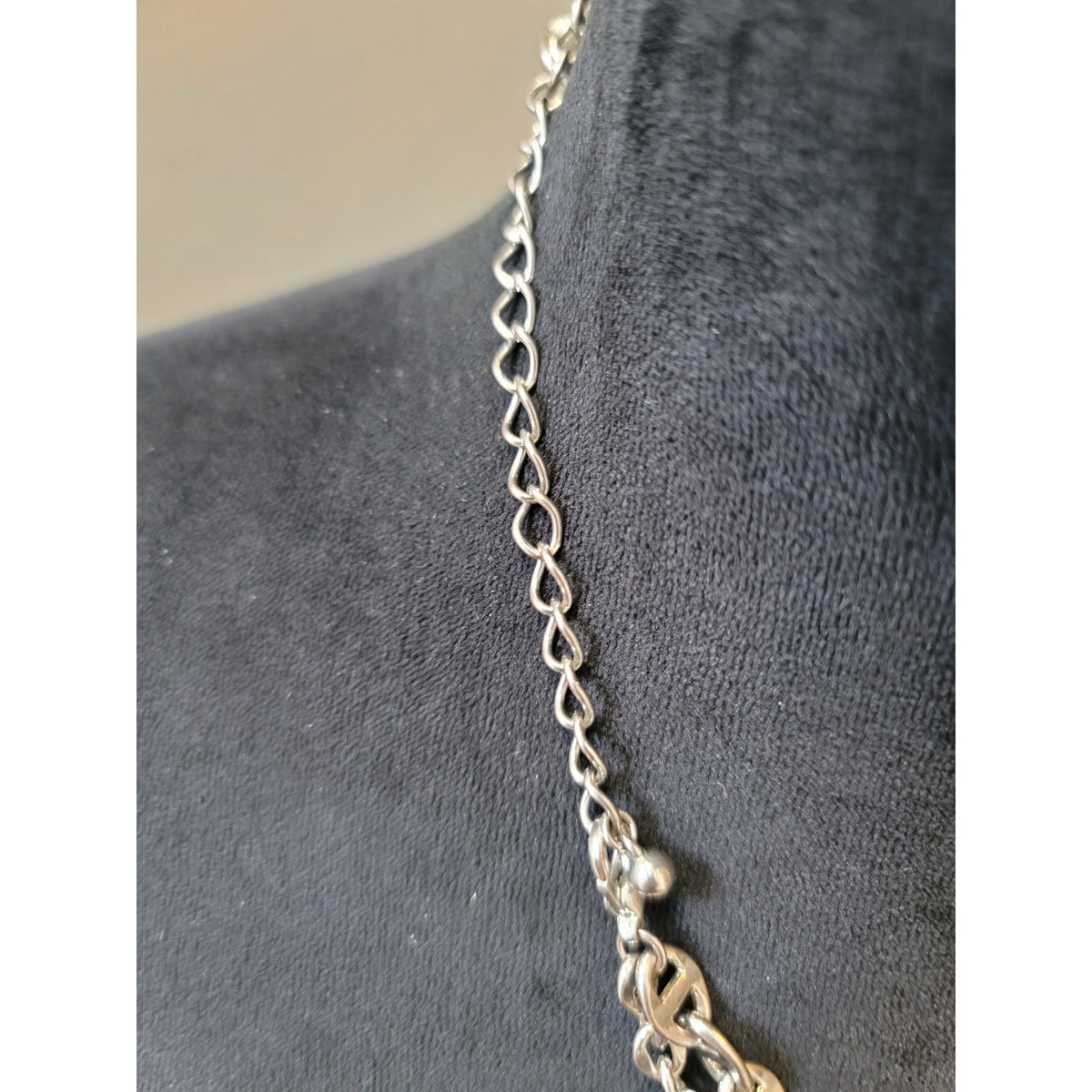 Women's Lightweight Silver Necklace With Twisted Mariner Link Chain Design