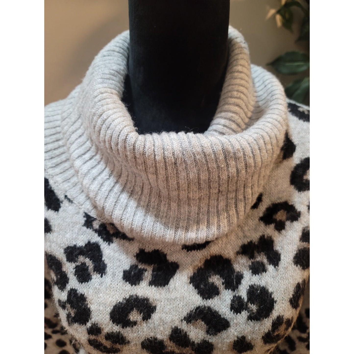 Jessica Simpson Sweater Women's Size Large Gray Black Leopard Print Cowl Neck