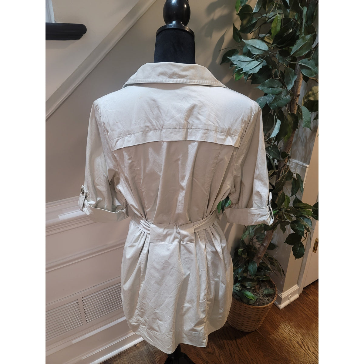 Cabi Safari Jacket Women's Size 12 Beige Notched Lapel Button Front Short Sleeve