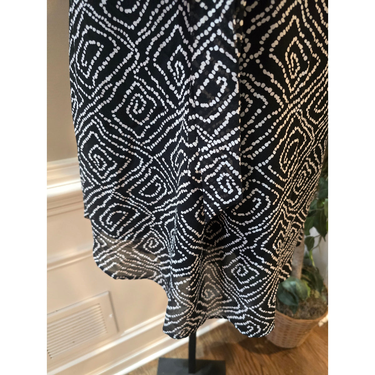 Loft Shift Dress Women's SZ XS Black/White Geometric Pleated Keyhole Waist Tie