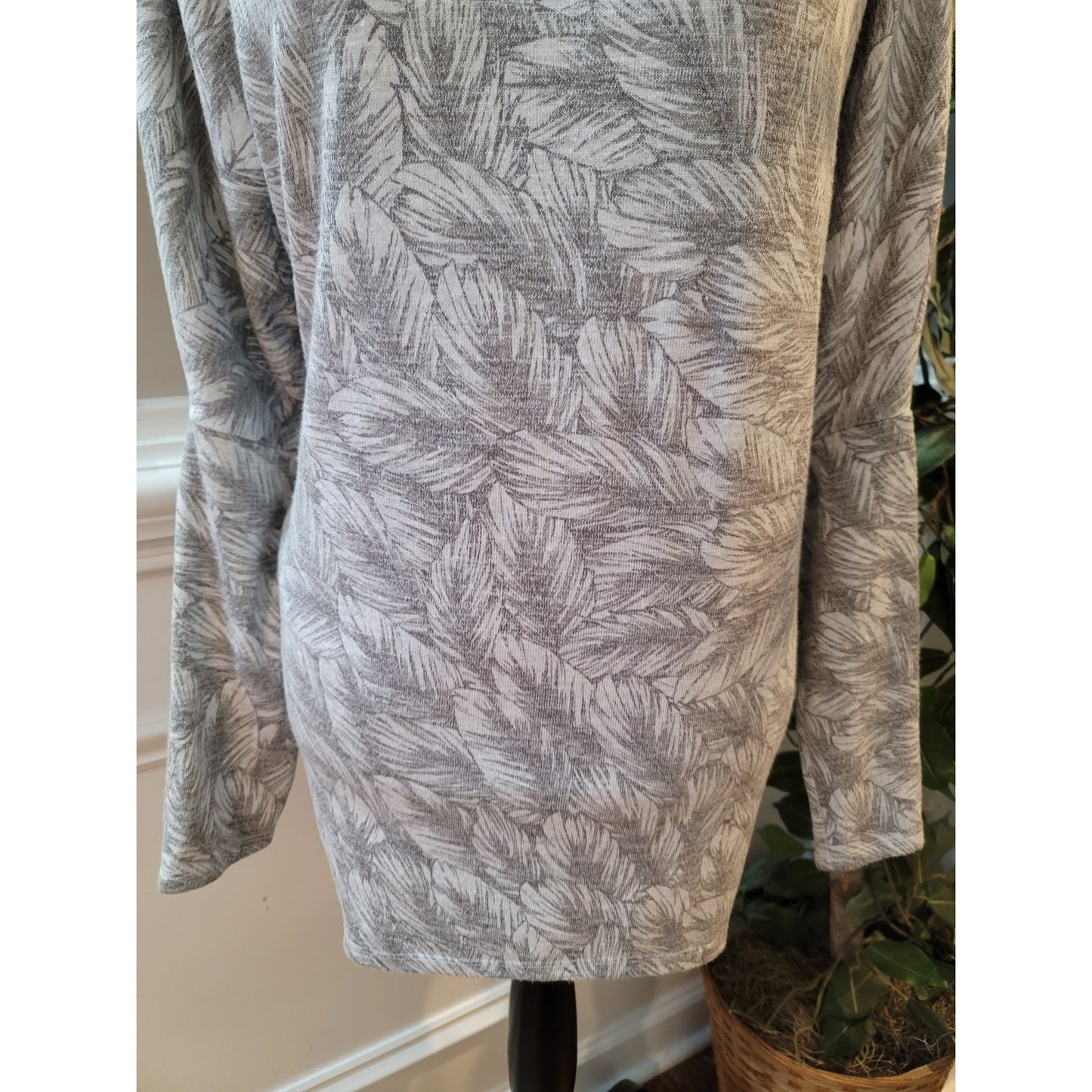 White House Black Market Sweater Women's Medium Gray Long Sleeve Pullover Print