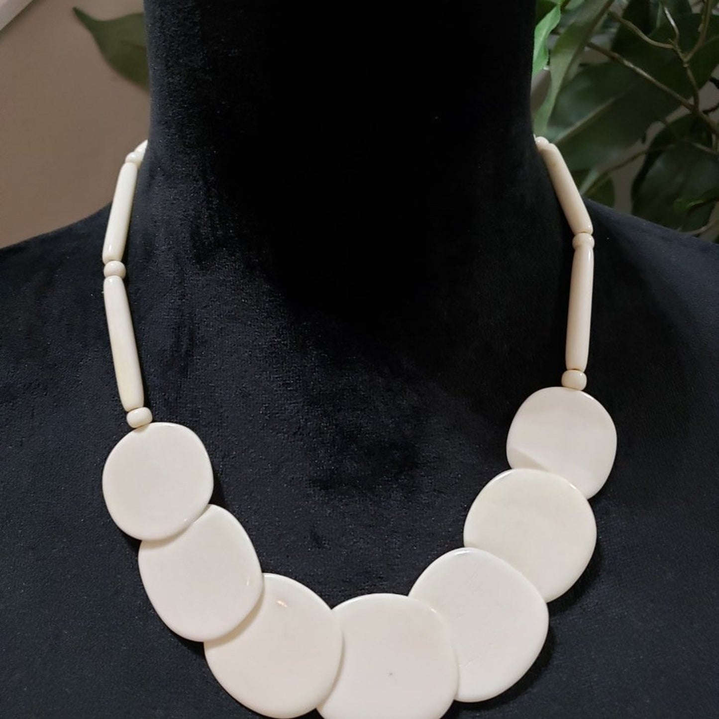 Womens Fashion White Shell Circle Discs Beads Collar Necklace with Barrel Clasp