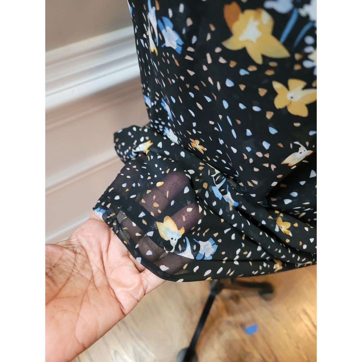 Cabi Camisole Top Women's SZ XS Black V-Neck Sleeveless Spaghetti Strap Floral