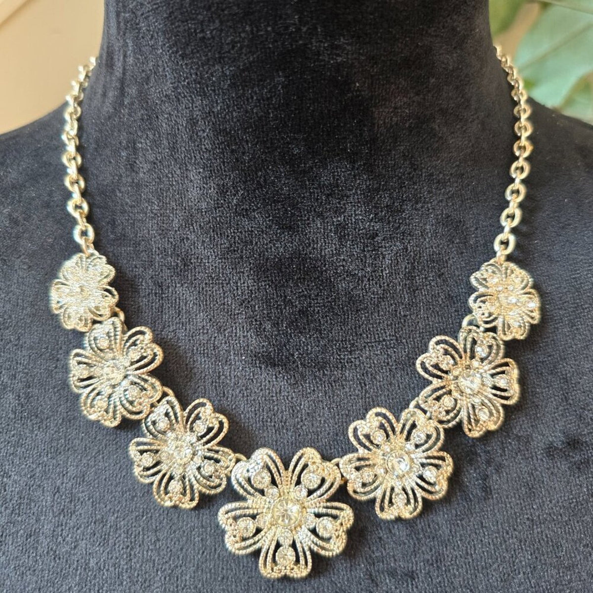 Vintage Women Silver Tone Flower Filigree Crystal Necklace with Lobster Clasp