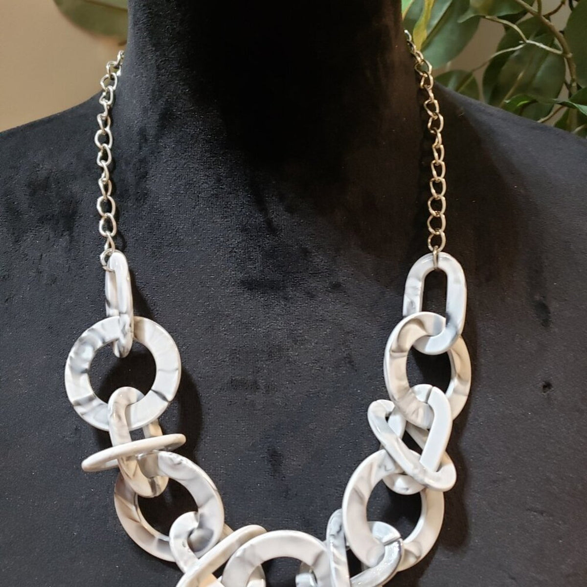 Women Fashion White Acrylic Chunky Cuban Link Chain Necklace with Lobster Clasp
