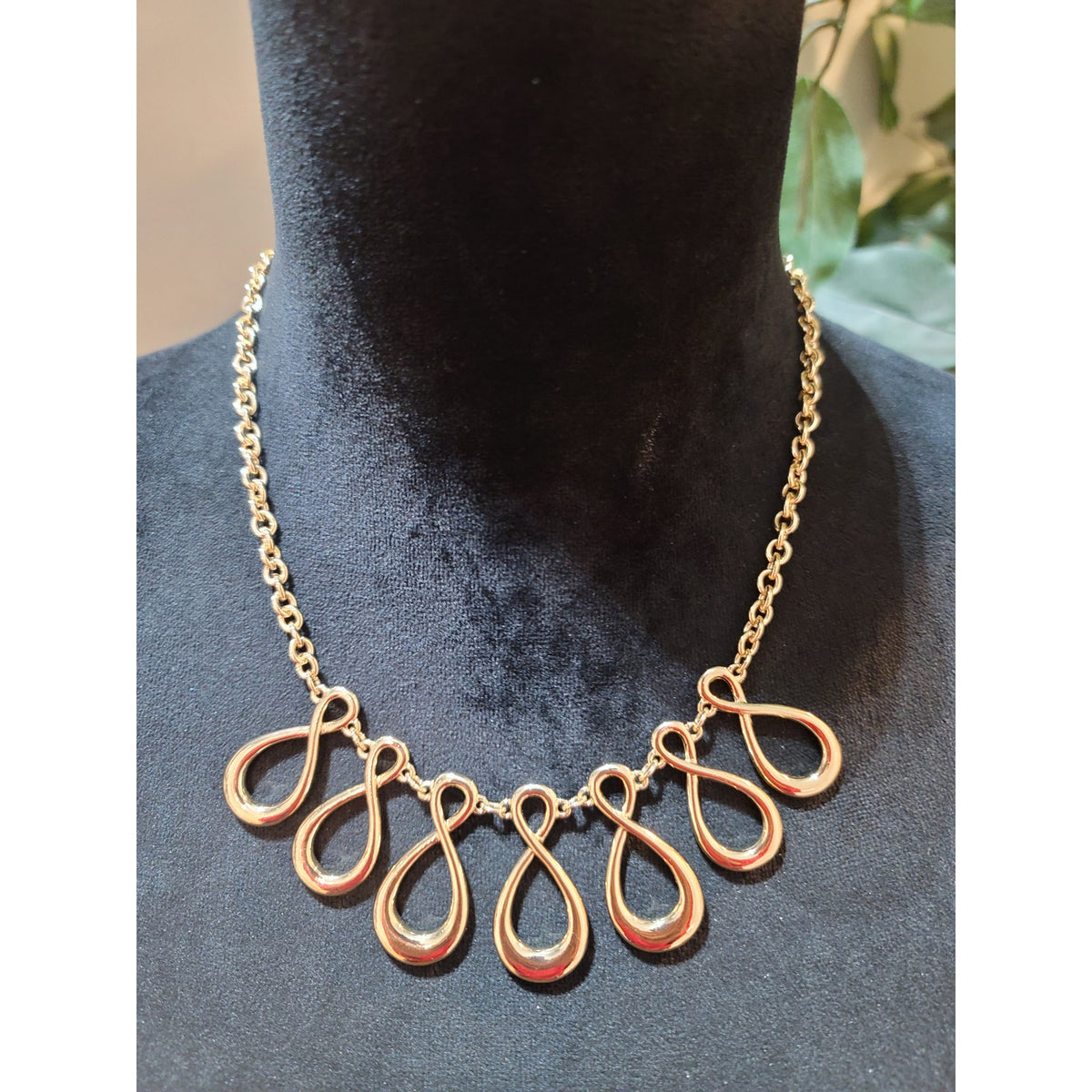 Liz Claiborne Gold Tone Teardrop Pendant Necklace With Lobster Clasp Jewelry