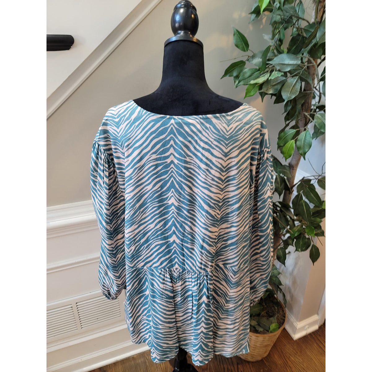 New Directions Blouse 2XL Teal Peach Zebra Ruffle Trim V-Neck Balloon Sleeve