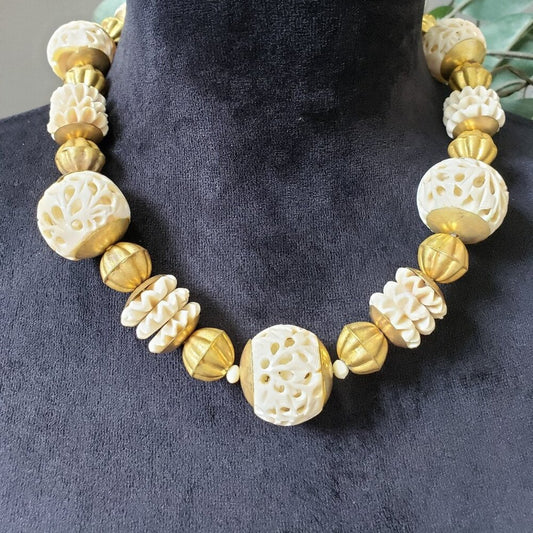 Womens Gold Tone Ivory Carved Daisy Flowers Retro Estate Necklace Jewelry